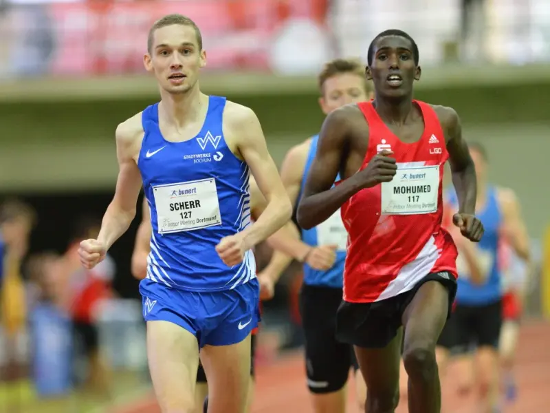 Mohamed Mohumed wird Zweiter im 1500m-B-Lauf.