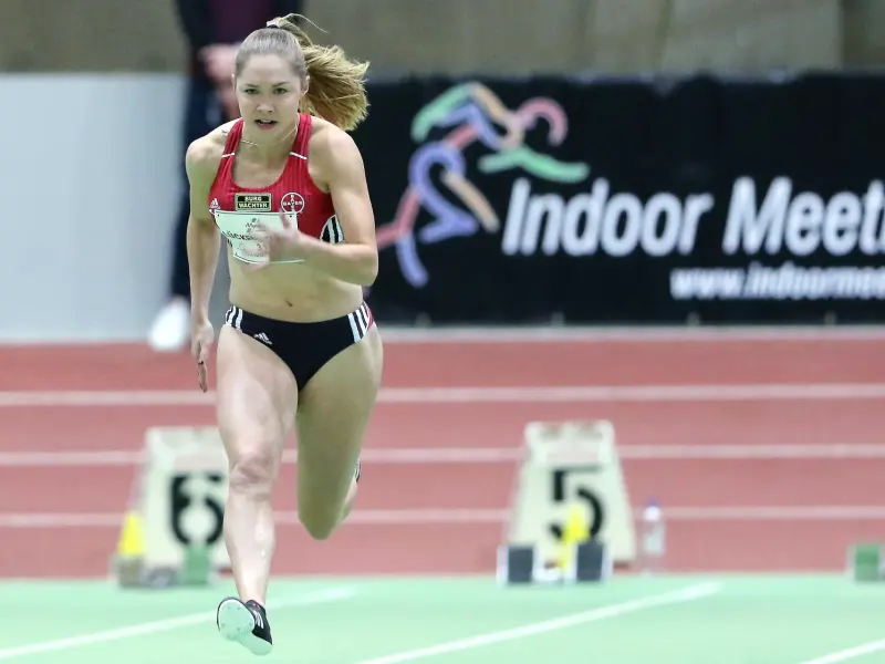 Gina Lückenkemper läuft die 60m in 7,11 Sekunden.
